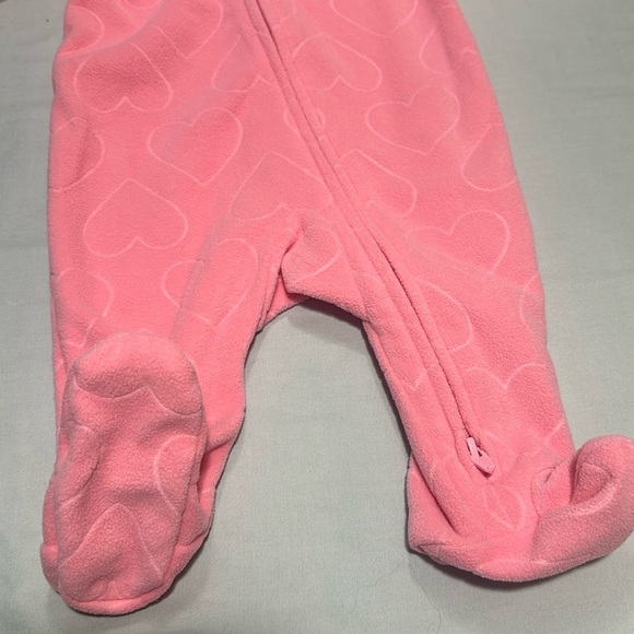Carter's - Fleece footed sleeper with embossed heart design. Size 3 months - Picture 3 of 4